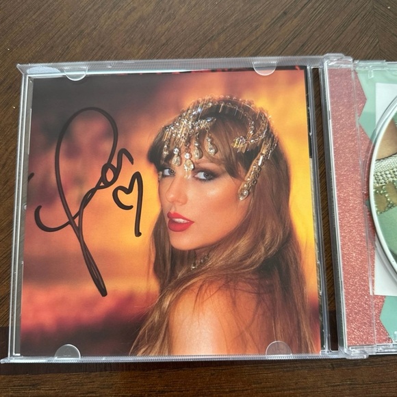 Taylor Swift, the life of a showgirl signed CD - Picture 3 of 3